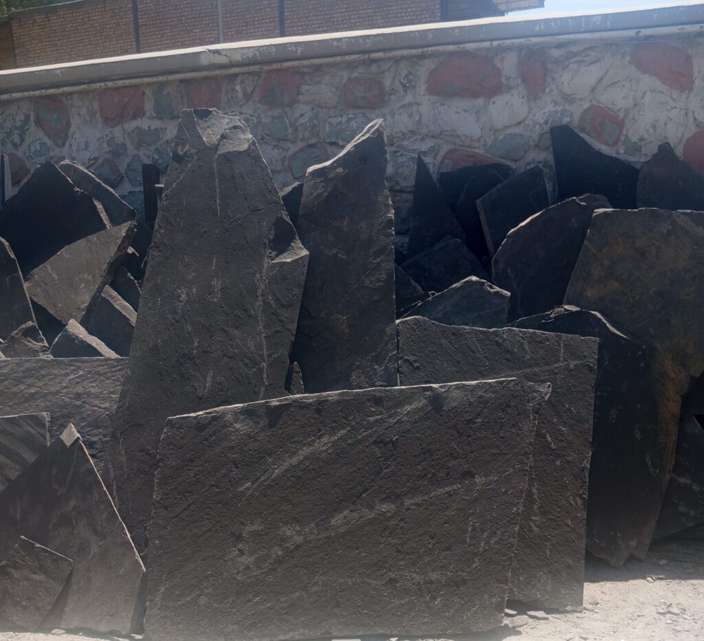 سنگ لاشه مشکی میگون